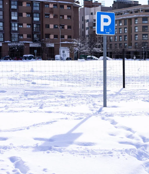 Знак Парковки Парке Покрытом Снегом — стоковое фото