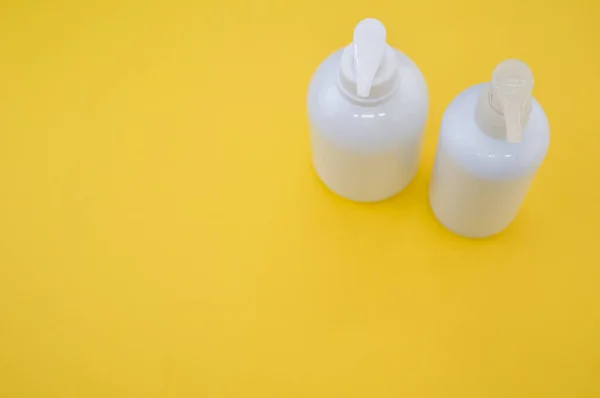 Een Hoge Hoek Shot Van Plastic Flessen Met Pompen Een — Stockfoto