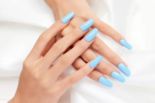 Gros Plan Des Mains Une Femelle Avec Vernis Ongles Bleu — Photo