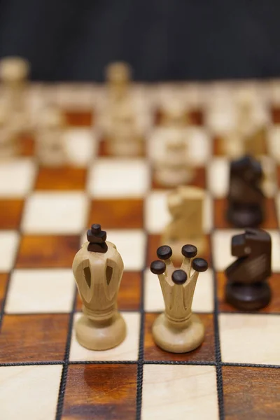 白の女王と王に焦点を当てたチェス盤の垂直ショット — ストック写真