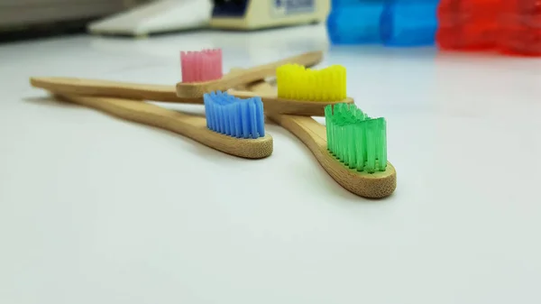 Tiro Close Escovas Dentes Bambu Coloridas Uma Surfac Branca — Fotografia de Stock
