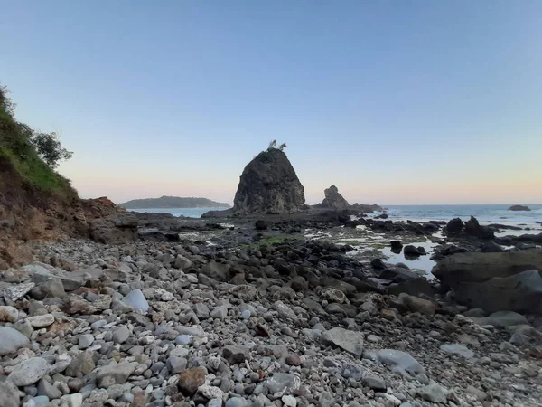 Una Sola Colina Rocosa Rodeada Piedras Olas Watulumbung Beach Java — Foto de Stock