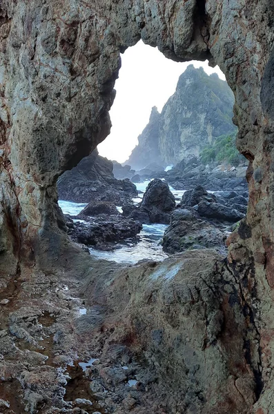 Çerçeve Bir Kayanın Içindeki Doğal Bir Taş Kemerin Içinden Görünüyor — Stok fotoğraf