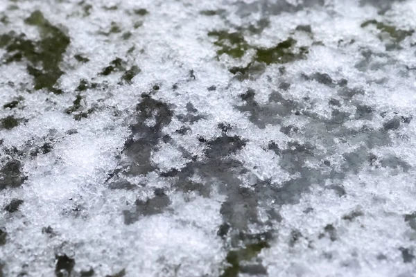 Detailní Záběr Ledových Krystalů Zmrzlé Zemi — Stock fotografie