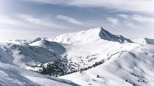 Primer Plano Montañas Cubiertas Nieve Durante Día —  Fotos de Stock