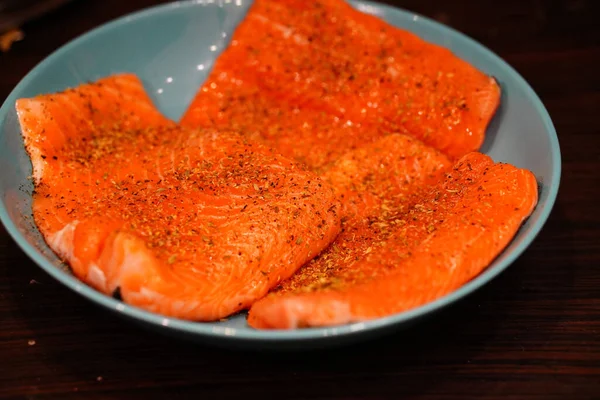 Enfoque Selectivo Rodajas Salmón Crudo Sazonado Plato — Foto de Stock