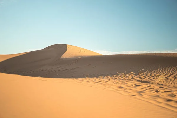 Een Schilderachtig Uitzicht Zandduinen Sahara Woestijn Marokko Onder Een Blauwe — Stockfoto