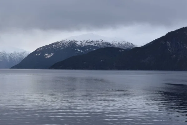 Vacker Bild Berg Nära Sjö Ljus Himmel Norge — Stockfoto