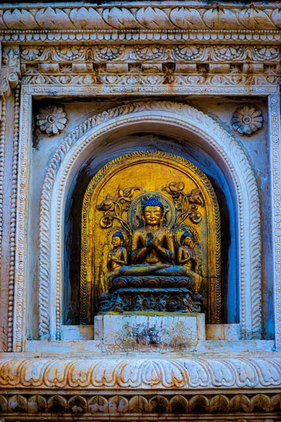 Tiro Vertical Templo Antigo Com Esculturas Uma Estátua Buda — Fotografia de Stock