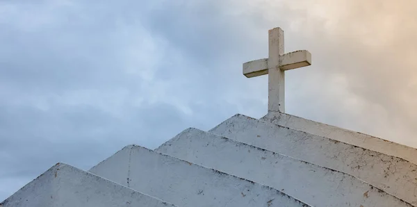 Zbliżenie Ujęcie Dachu Chrześcijańskim Krzyżem Zachmurzonym Niebie — Zdjęcie stockowe