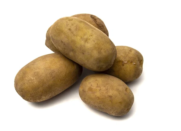 Fünf Braune Rohe Kartoffeln Isoliert Auf Weißem Hintergrund — Stockfoto