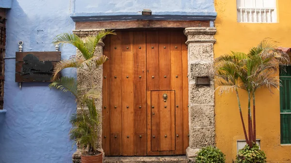 Une Maison Avec Des Murs Extérieurs Colorés Une Grande Porte — Photo