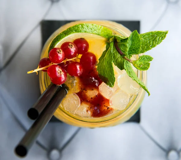 Una Vista Cerca Cóctel Helado Con Menta Lima Grosella — Foto de Stock