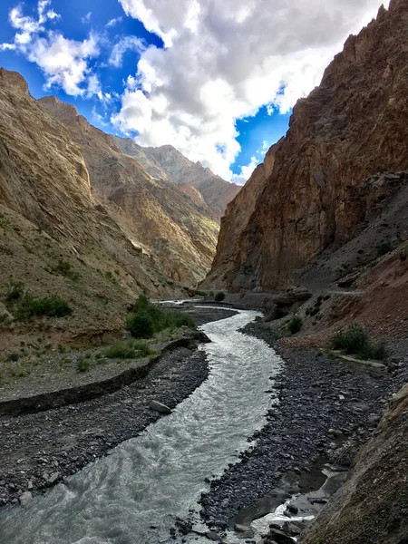 Una Hermosa Vista Cadena Montañosa Rocosa Una Pequeña Parte Congelada —  Fotos de Stock