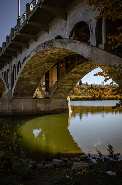 Plano Vertical Bajo Ángulo Estructura Inferior Los Pilares Puente Capturado — Foto de Stock