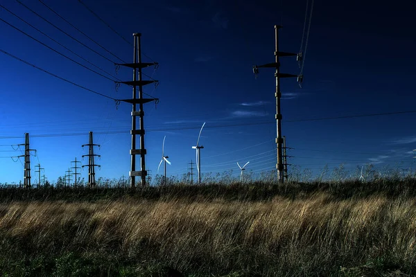 Torri Trasmissione Dell Elettricità Turbine Eoliche Contro Cielo Campo Erba — Foto Stock