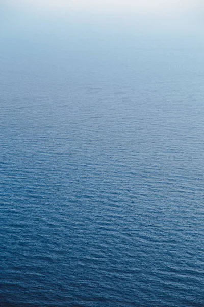 Tiro Vertical Ângulo Alto Mar Calmo Claro Capturado Durante Dia — Fotografia de Stock