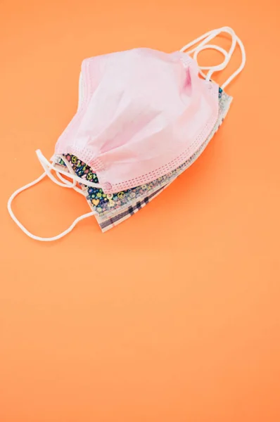 医療面マスクの垂直隔離されたショット — ストック写真