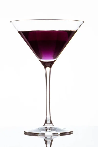 Вертикальный Крупный План Стакана Фиолетового Коктейля Белом Фоне — стоковое фото