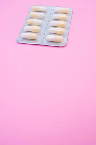 Plan Vertical Isolé Des Capsules Médicinales Dans Tampon Sur Fond — Photo