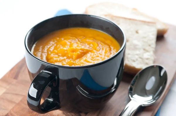 用面包和烤过的种子压榨汤 — 图库照片
