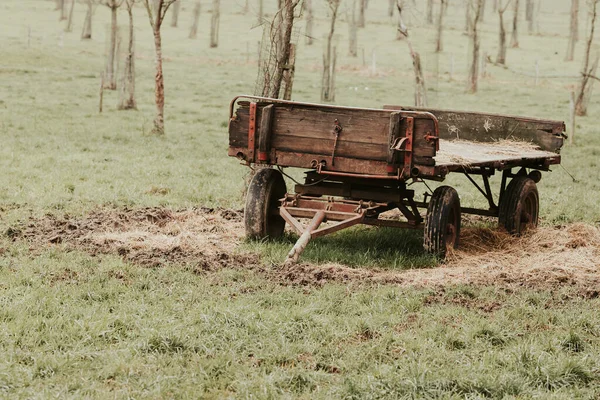 Вид Фермерскую Тележку Подключенную Трактору Поле — стоковое фото