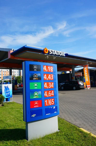 Pozna Poland Haziran 2017 Benzin Istasyonunun Girişinde Farklı Yakıt Fiyatlarıyla — Stok fotoğraf