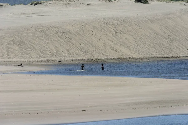 Une Plage Sable Idyllique Avec Des Gens Qui Nagent Dans — Photo