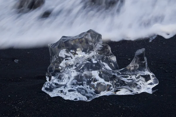 Nahaufnahme Eines Eisstücks Strand Der Nähe Von Meereswellen — Stockfoto