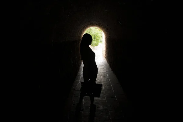 Czarna Sylwetka Młodej Kobiety Tunelu Słońcem Plecach Drodze Plażę Aby — Zdjęcie stockowe