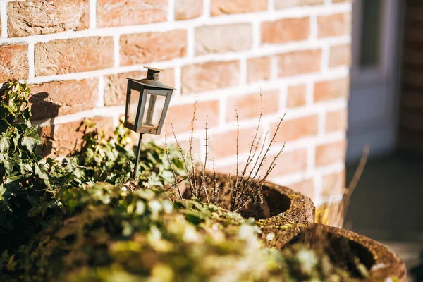 Eine Flache Fokusaufnahme Einer Rustikalen Laterne Auf Dem Boden — Stockfoto