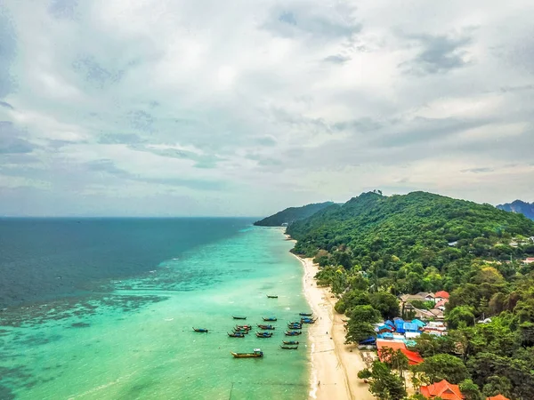 Una Pintoresca Selva Tropical Rodeada Por Una Tranquila Playa Arena — Foto de Stock