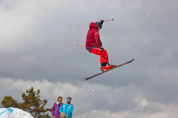 Mchenry United States Лютого 2016 Судді Спостерігають Змаганням Skier Making — стокове фото