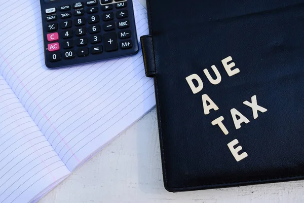 Eine Draufsicht Auf Einen Taschenrechner Notizbücher Mit Due Date Tax — Stockfoto