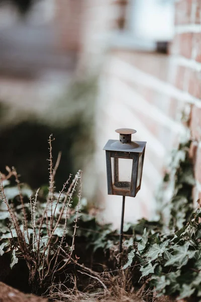 Een Verticaal Shot Van Rustieke Lantaarn Lamp Grond — Stockfoto