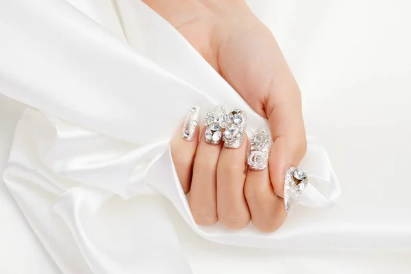 Närbild Kvinnlig Hand Med Diamanter Naglarna — Stockfoto