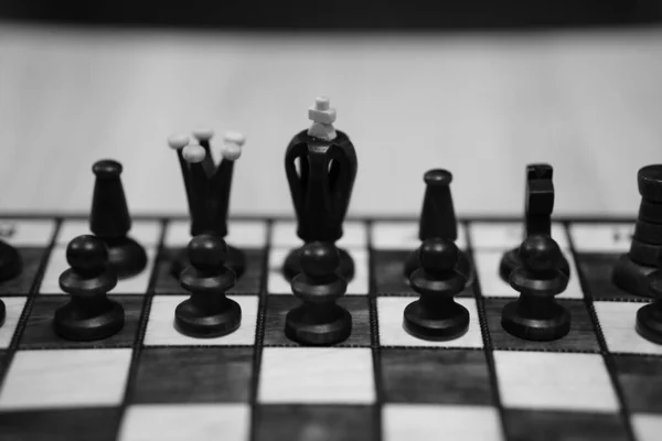 Eine Graustufenaufnahme Eines Schachbretts Mit Dem Fokus Auf König Dame — Stockfoto