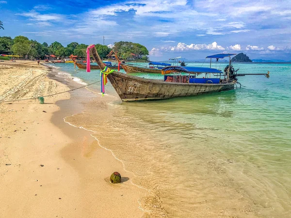 Eine Wunderschöne Meereslandschaft Mit Holzbooten Krabi Thailand — Stockfoto