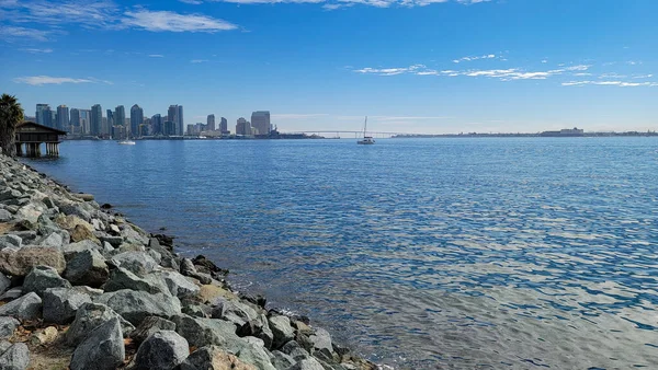 青い空と海のサンディエゴのスカイライン — ストック写真