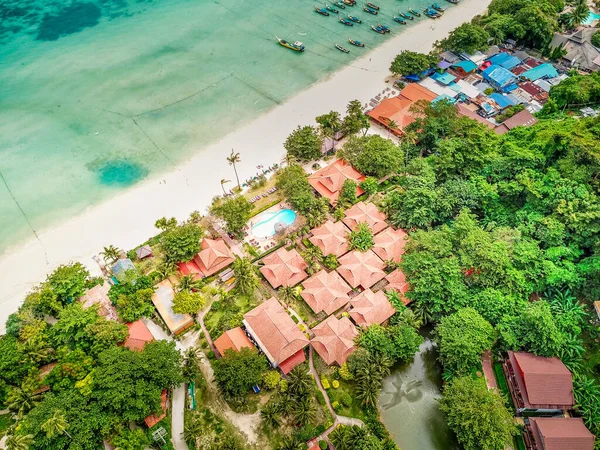 Widok Lotu Ptaka Luksusowy Hotel Otoczony Gęstymi Drzewami Wyspie Phi — Zdjęcie stockowe
