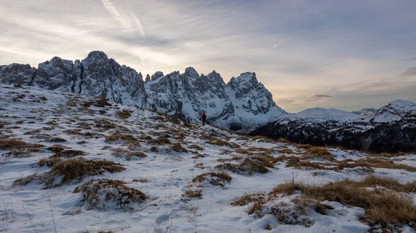 Paisaje Los Dolomitas Cubierto Nieve Bajo Cielo Nublado Tirol Del —  Fotos de Stock