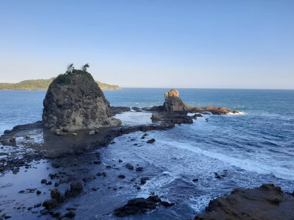 Watu Lumbung Plajındaki Dalgalı Okyanustan Çıkan Iki Kaya Adasının Yüksek — Stok fotoğraf