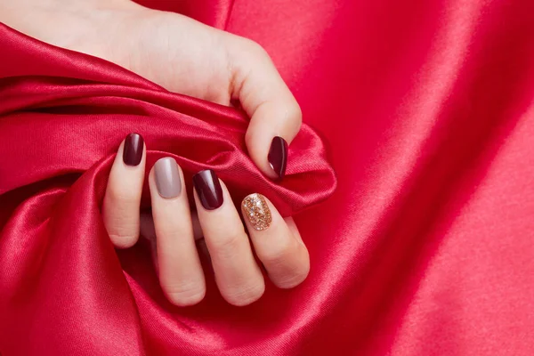 Tiro Close Mão Uma Fêmea Com Belo Esmalte Acariciando Tecido — Fotografia de Stock