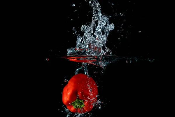 Una Vista Cerca Los Pimientos Coloridos Cayeron Agua Creando Chapoteo —  Fotos de Stock