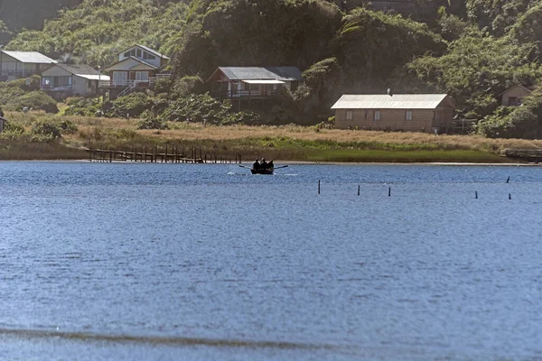 Uma Silhueta Barco Lago Com Paisagem Aldeia Fundo — Fotografia de Stock