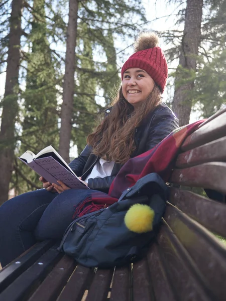 Uma Jovem Caucasiana Livro Leitura Sexo Feminino Enquanto Sentado Banco — Fotografia de Stock