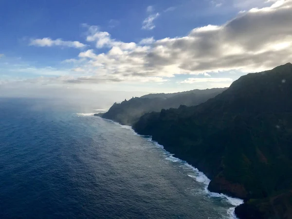 Une Vue Aérienne Magnifique Littoral Paysage Montagne Sous Ciel Nuageux — Photo