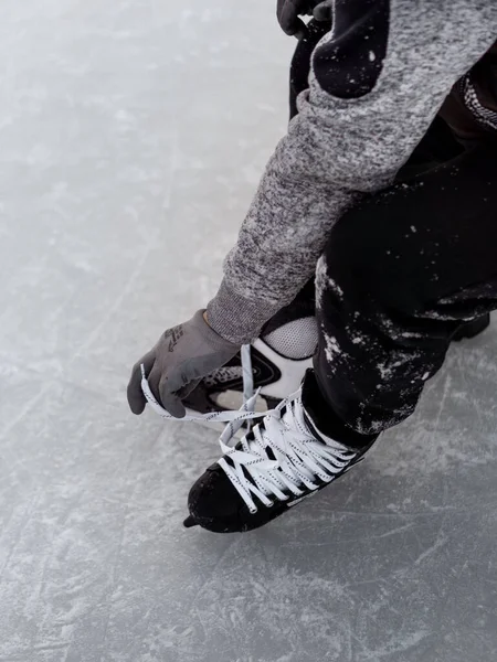 昼間のアイススケートの垂直ショット — ストック写真
