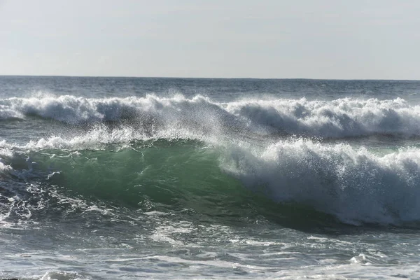 Paysage Marin Envoûtant Avec Des Vagues Mousseuses Horizon Clair — Photo