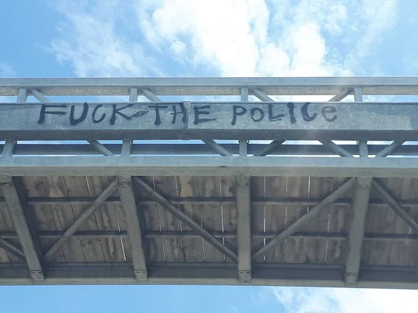 Kitchener Canada May 2017 Spray Painting Bridge Says Fuck Police — Zdjęcie stockowe